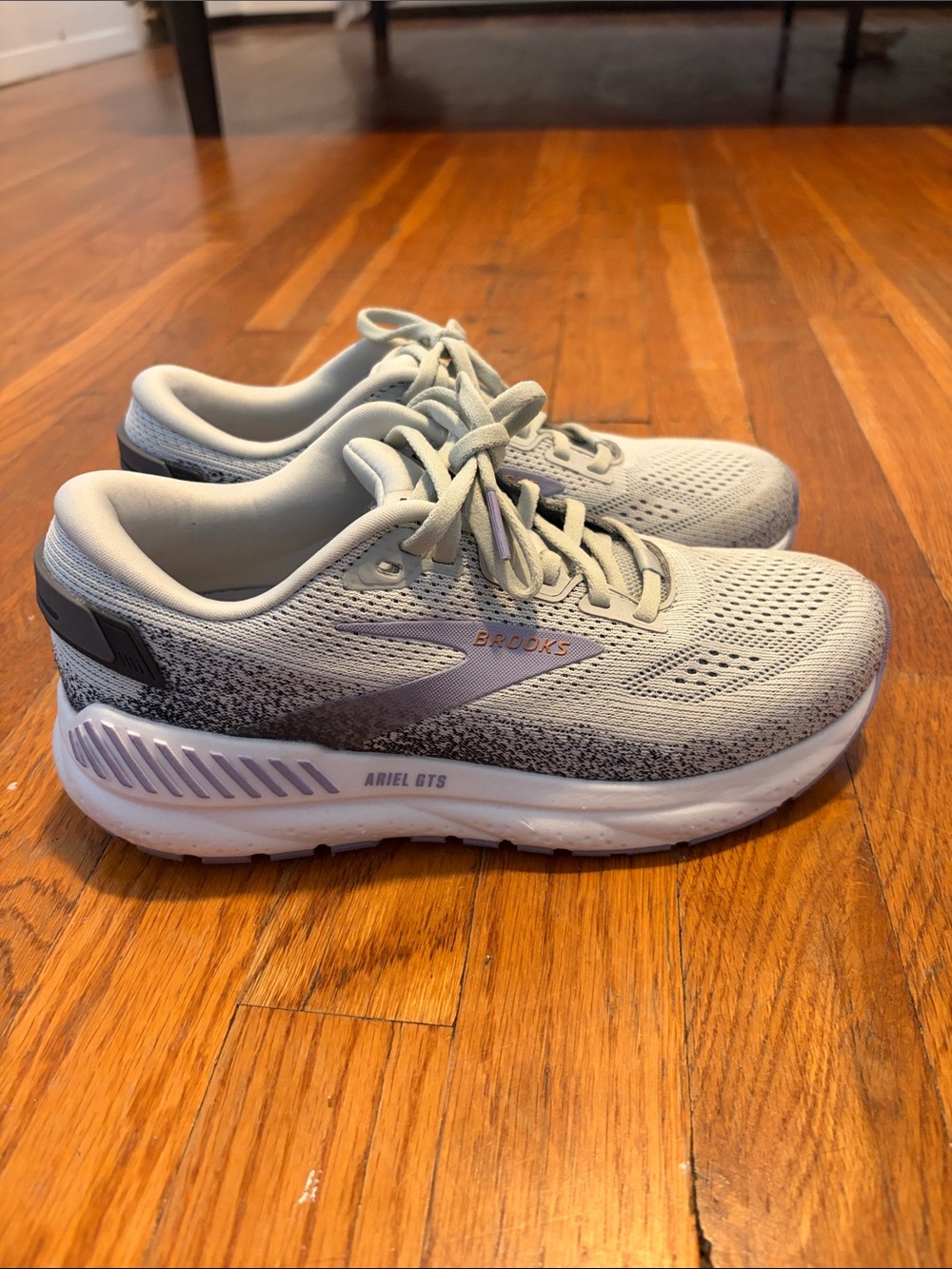 Brooks women’s Ariel GTS Light Gray and Gray Athletic Sneakers